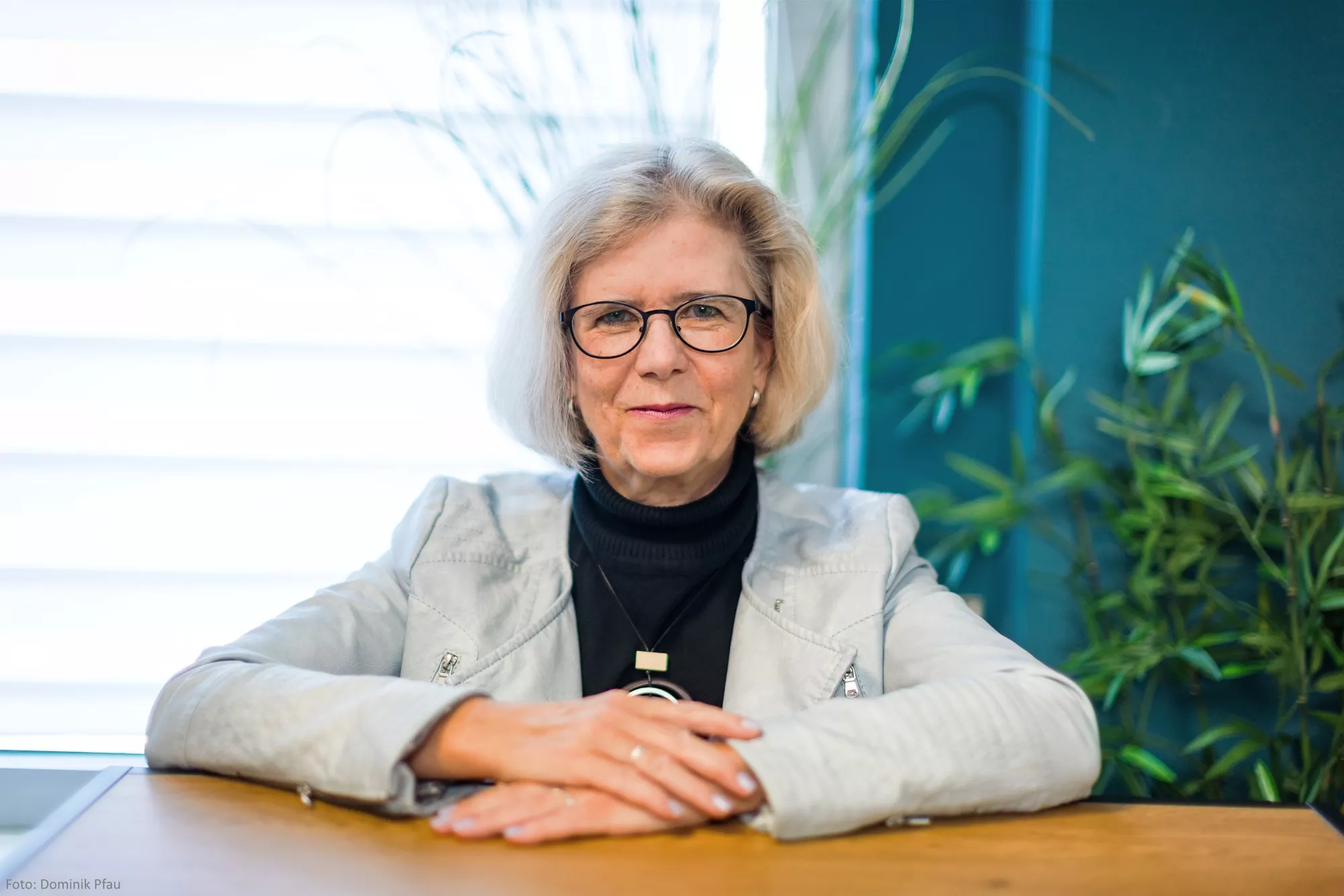 Dr. Sabine Oranien am Schreibtisch